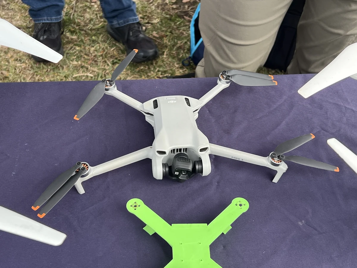 dji-mini-3-sensore-luminoso-social-verticale